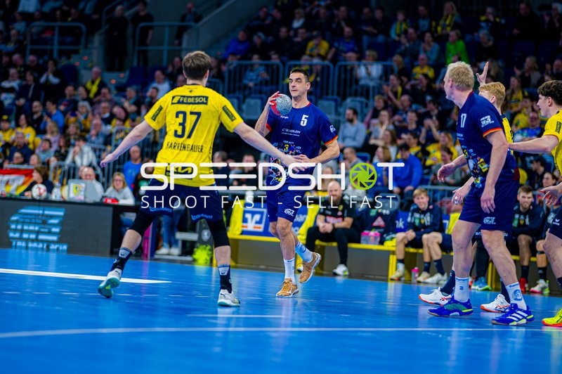 Ein Spieler der RNL Allstars dribbelt den Ball, während Spieler der Rhein Neckar Löwen verteidigen.