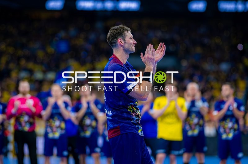 Ein Spieler der RNL Allstars klatscht während einer Ehrung oder eines Show-Acts.