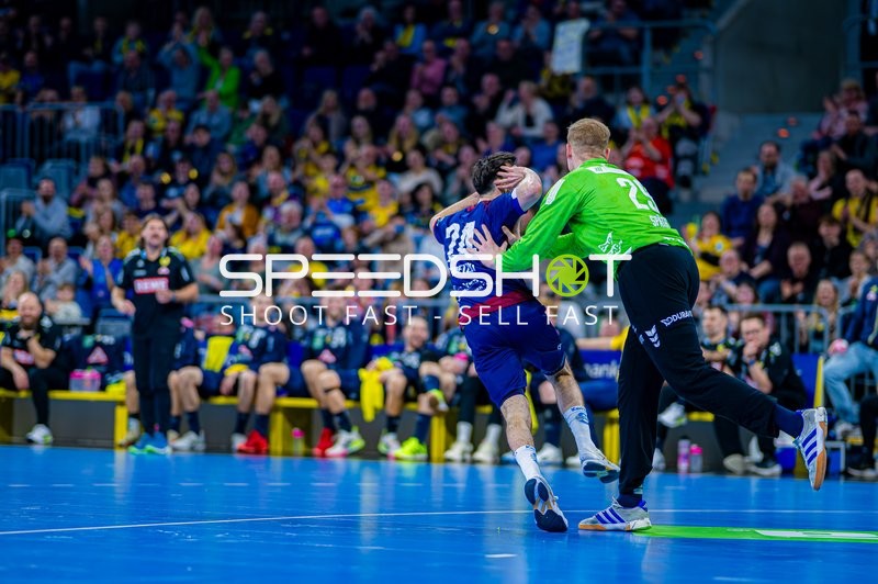 Ein Spieler der RNL Allstars wird vom Torwart der Rhein Neckar Löwen gestoppt.