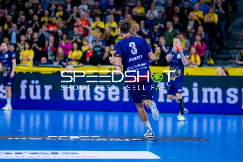 Ein Spieler der RNL Allstars läuft auf das Spielfeld.