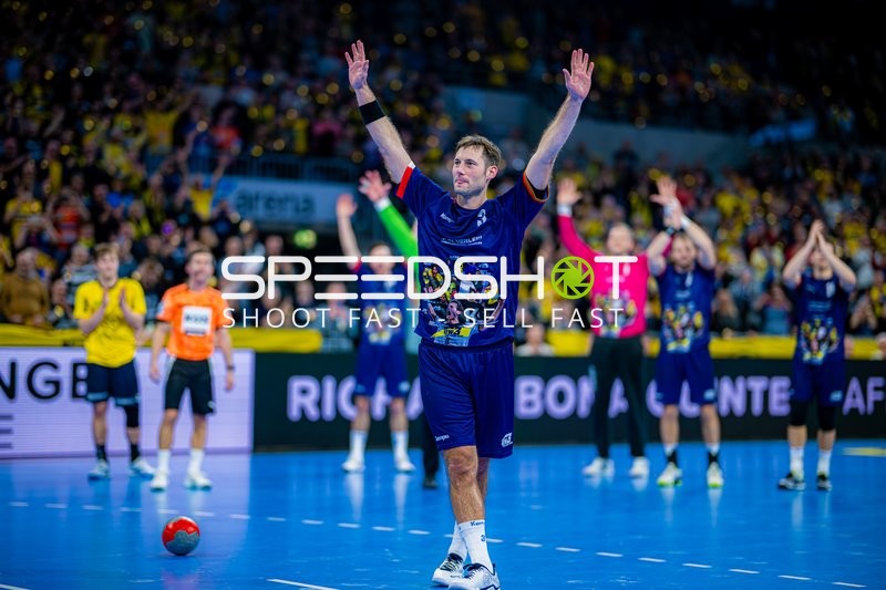 Uwe Gensheimer feiert auf dem Spielfeld.