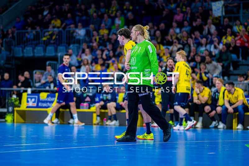 Spielerwechsel und Torwart im Einsatz.