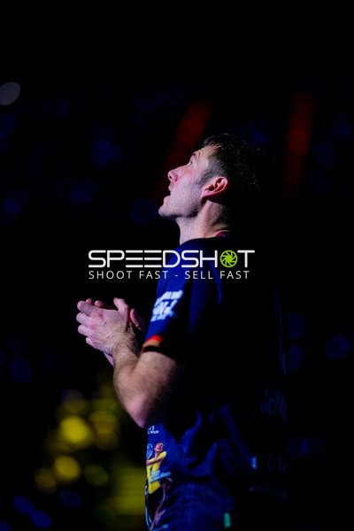 Spieler schaut ehrfurchtsvoll in die Höhe