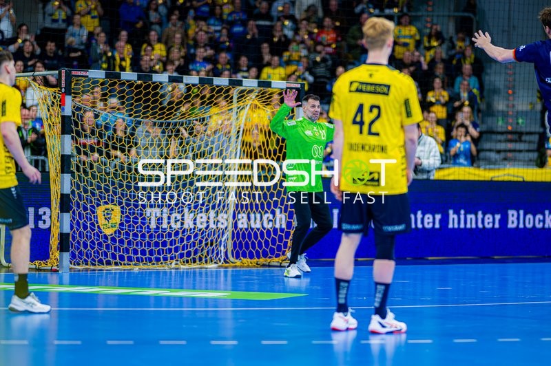 Ein Rhein Neckar Löwen Spieler bereitet sich darauf vor, gegen einen Torwurf im Spiel gegen RNL Allstars anzutreten.