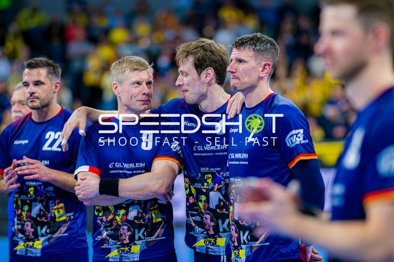 Spieler versammeln sich nach dem Spiel