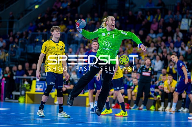 Ein Torwart der Rhein Neckar Löwen springt mit dem Ball in der Hand.