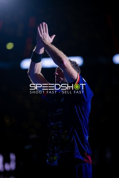 Spieler in dunklem Trikot applaudiert dem Publikum