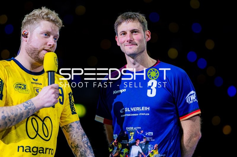 Interview zwischen zwei Personen auf dem Spielfeld