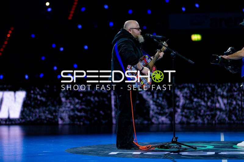 Ein Musiker spielt Gitarre während einer Show-Einlage.