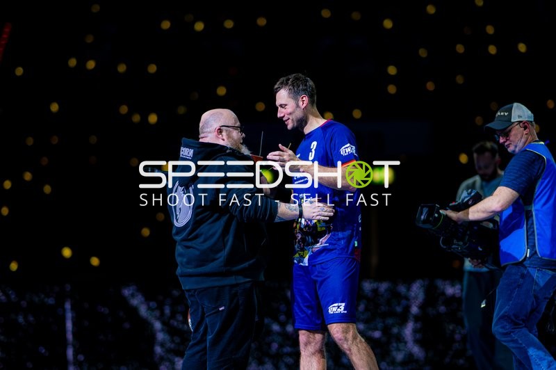 Ein Spieler der Allstars interagiert mit einer anderen Person außerhalb des Spielfelds.