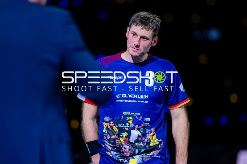 Spieler steht auf dem Spielfeld