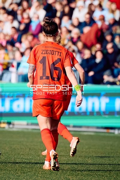 Spieler in Aktion auf dem Spielfeld