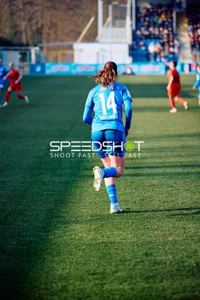 Spielerin von TSG Hoffenheim läuft über das Spielfeld