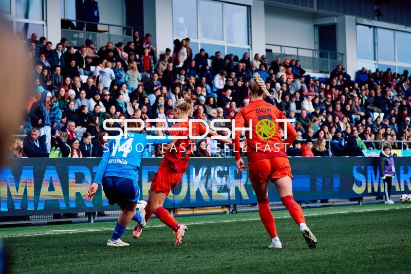 Zweikampf um den Ball an der Seitenlinie