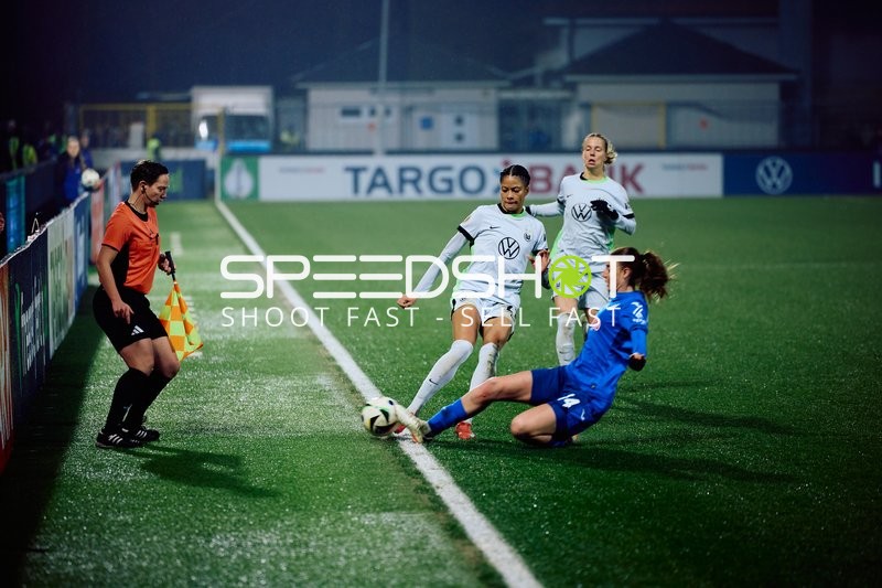 Zweikampf am Spielfeldrand