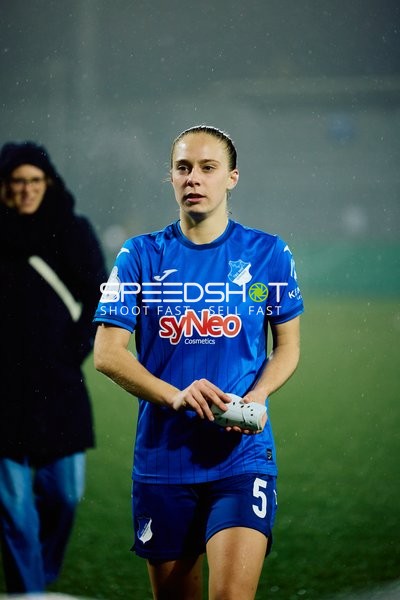 Eine Spielerin von TSG Hoffenheim verlässt das Spielfeld.