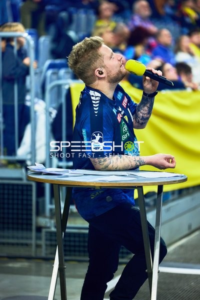 Moderator spricht ins Mikrofon