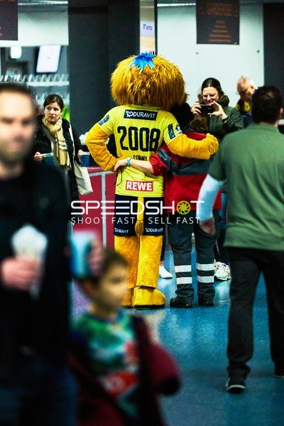 Maskottchen posiert für Fotos mit Fans