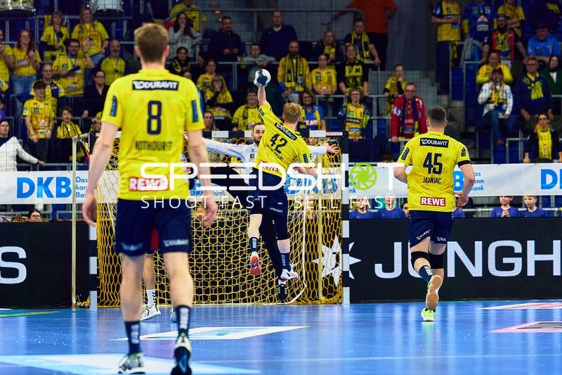 Ein Spieler von den Rhein Neckar Löwen springt und versucht ein Tor zu erzielen.