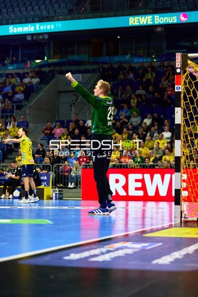 Torwart hebt die Faust in Jubel.