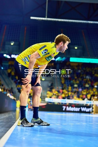 Spieler von Rhein Neckar Löwen beobachtet das Spielfeld.