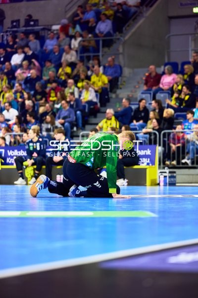 Torwart kniet auf dem Spielfeld