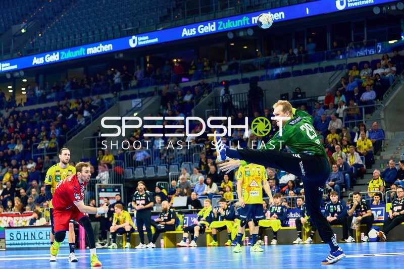 Ein Torwart von Rhein Neckar Löwen pariert einen Wurf von SG BBM Bietigheim.