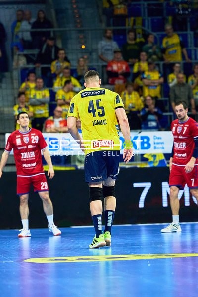 Zwei Spieler von SG BBM Bietigheim stehen einem Spieler der Rhein Neckar Löwen gegenüber.