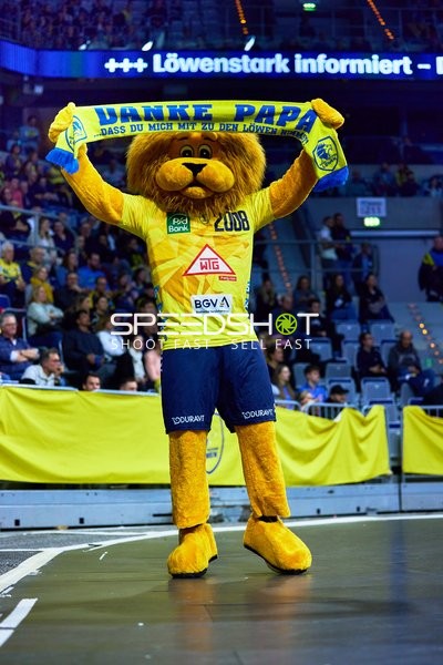 Maskottchen der Rhein Neckar Löwen hält einen Schal in die Luft