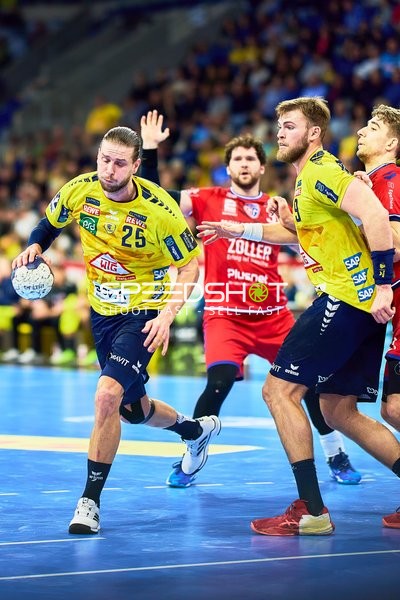 Spieler von Rhein Neckar Löwen im Angriff