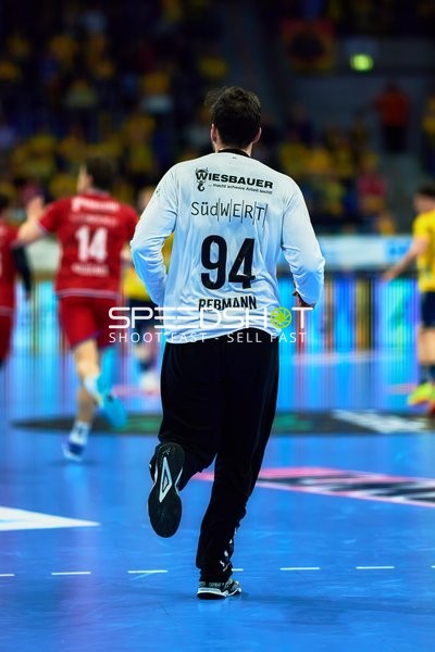 Ein Torwart von SG BBM Bietigheim läuft in Richtung Spielfeld.