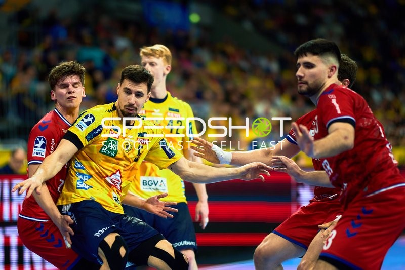 Ein Zweikampf im Handballspiel, bei dem Spieler der Rhein Neckar Löwen versuchen, durch die Verteidigung von SG BBM Bietigheim zu brechen.