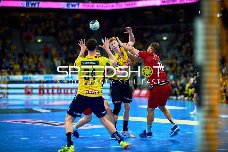 Spieler der Rhein Neckar Löwen verteidigen gegen einen SG BBM Bietigheim Angreifer.