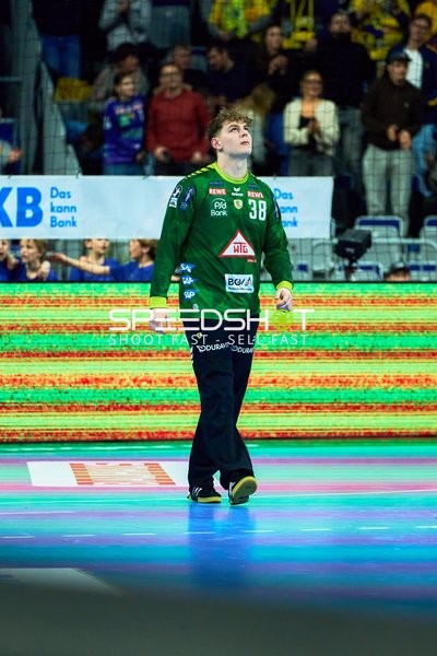 Torwart steht auf dem Spielfeld