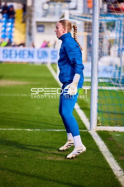 Eine Spielerin steht in Torwartposition im Strafraum.