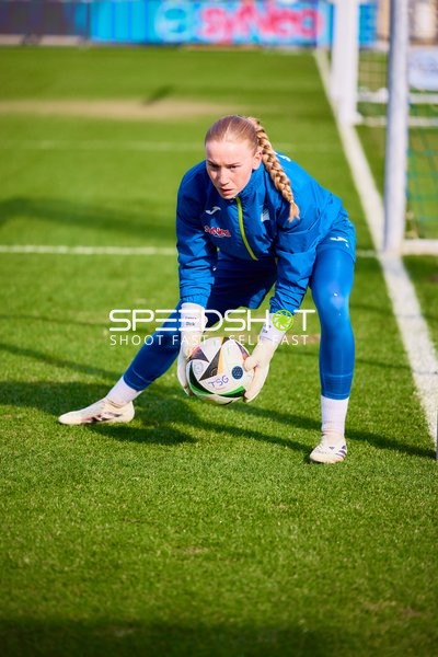 Torhüterin fängt den Ball