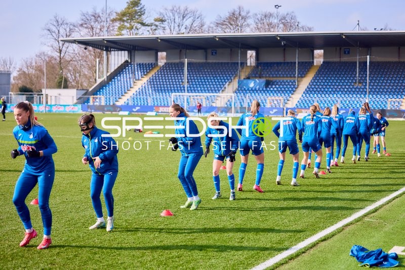 Aufwärmen von Spielerinnen auf dem Spielfeld