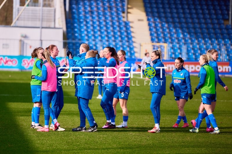 Spielerinnen von TSG Hoffenheim wärmen sich auf.