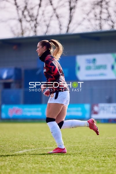 Eine Spielerin von Bayer 04 Leverkusen läuft über das Spielfeld.