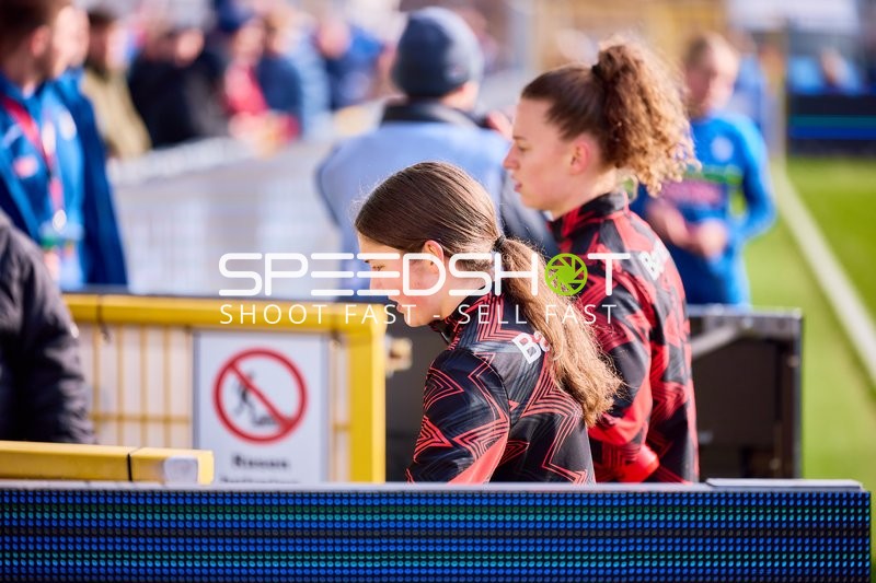 Spielerinnen von Bayer 04 Leverkusen beim Aufwärmen