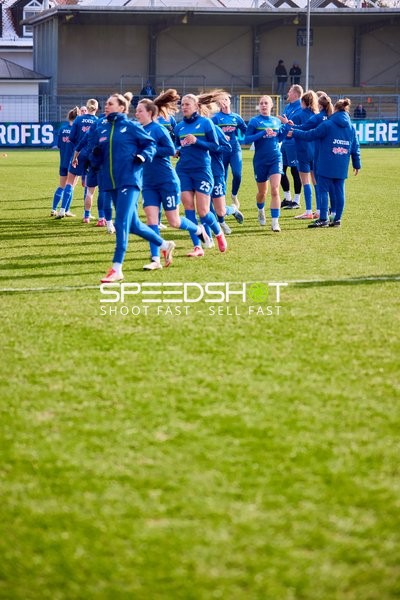 Die Spielerinnen von TSG Hoffenheim wärmen sich auf.