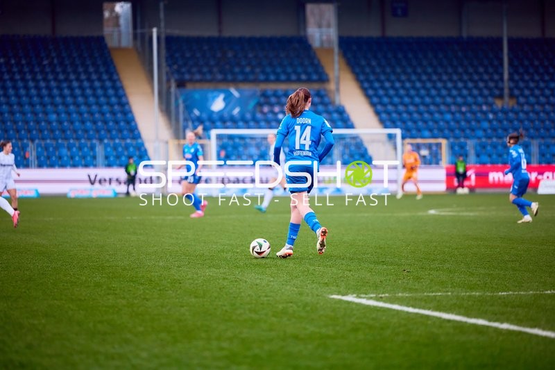 Eine Spielerin von TSG Hoffenheim führt den Ball auf das Tor zu.