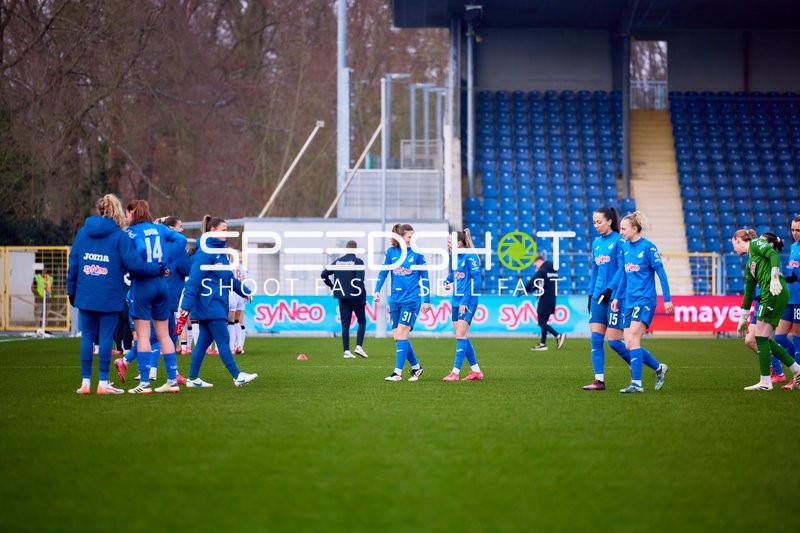Spielerinnen von TSG Hoffenheim wärmen sich auf.