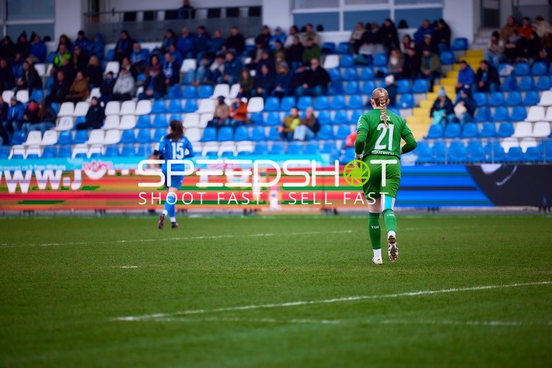 Laura Dick in Torwartposition