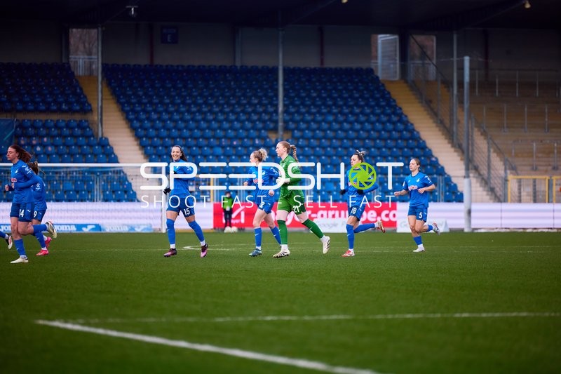 Spielerinnen laufen über das Spielfeld.