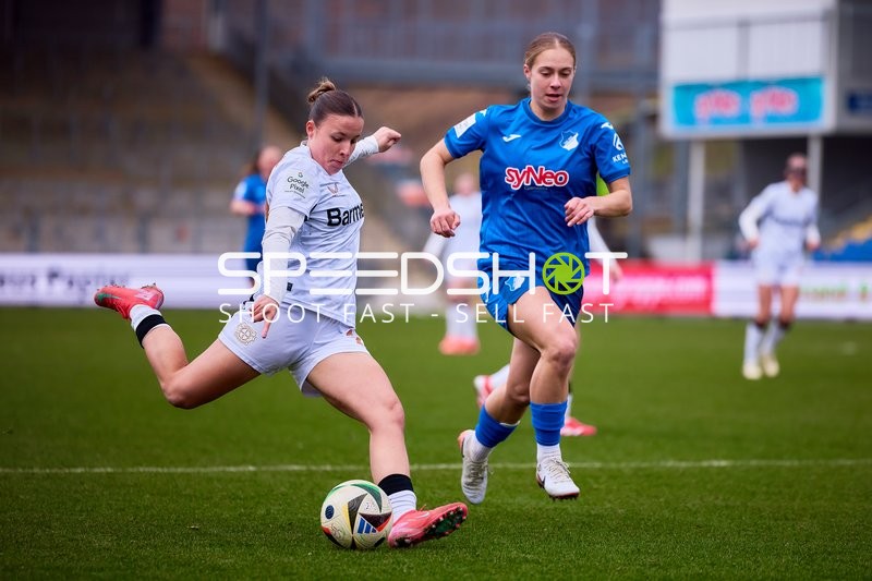 Ein Zweikampf um den Ball zwischen zwei Spielerinnen.