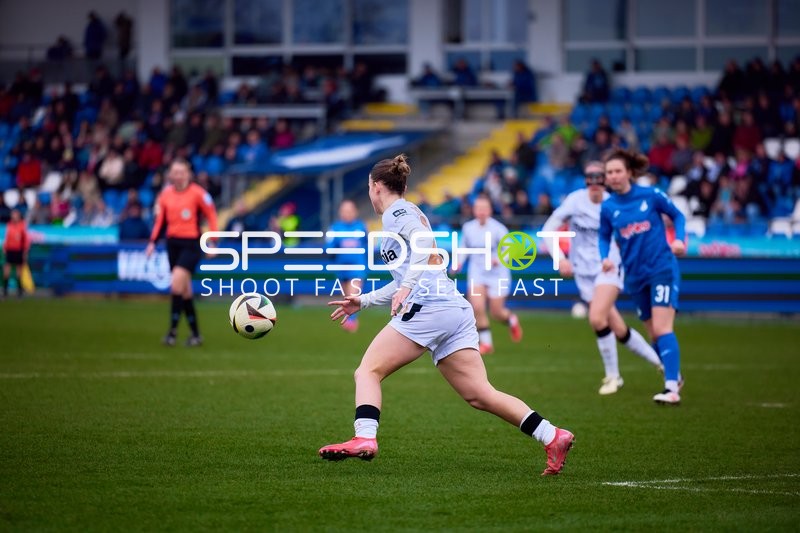 Spielerin von Bayer 04 Leverkusen verfolgt den Ball.