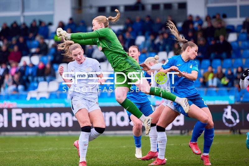 Torhüterin von TSG Hoffenheim in Aktion