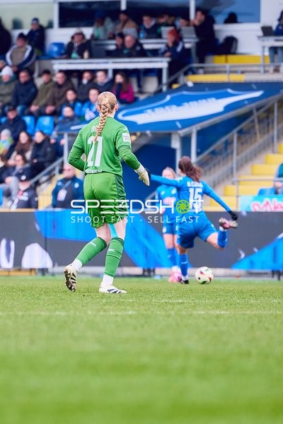 Laura Dick (#21) beobachtet das Spielgeschehen, während eine Teamkollegin den Ball spielt.