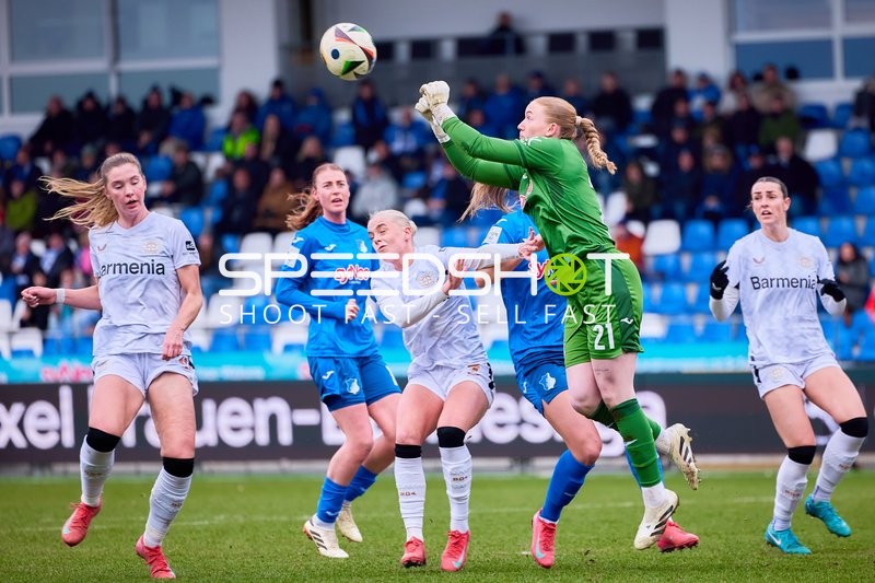 Die Torhüterin der TSG Hoffenheim fängt den Ball im Strafraum ab.